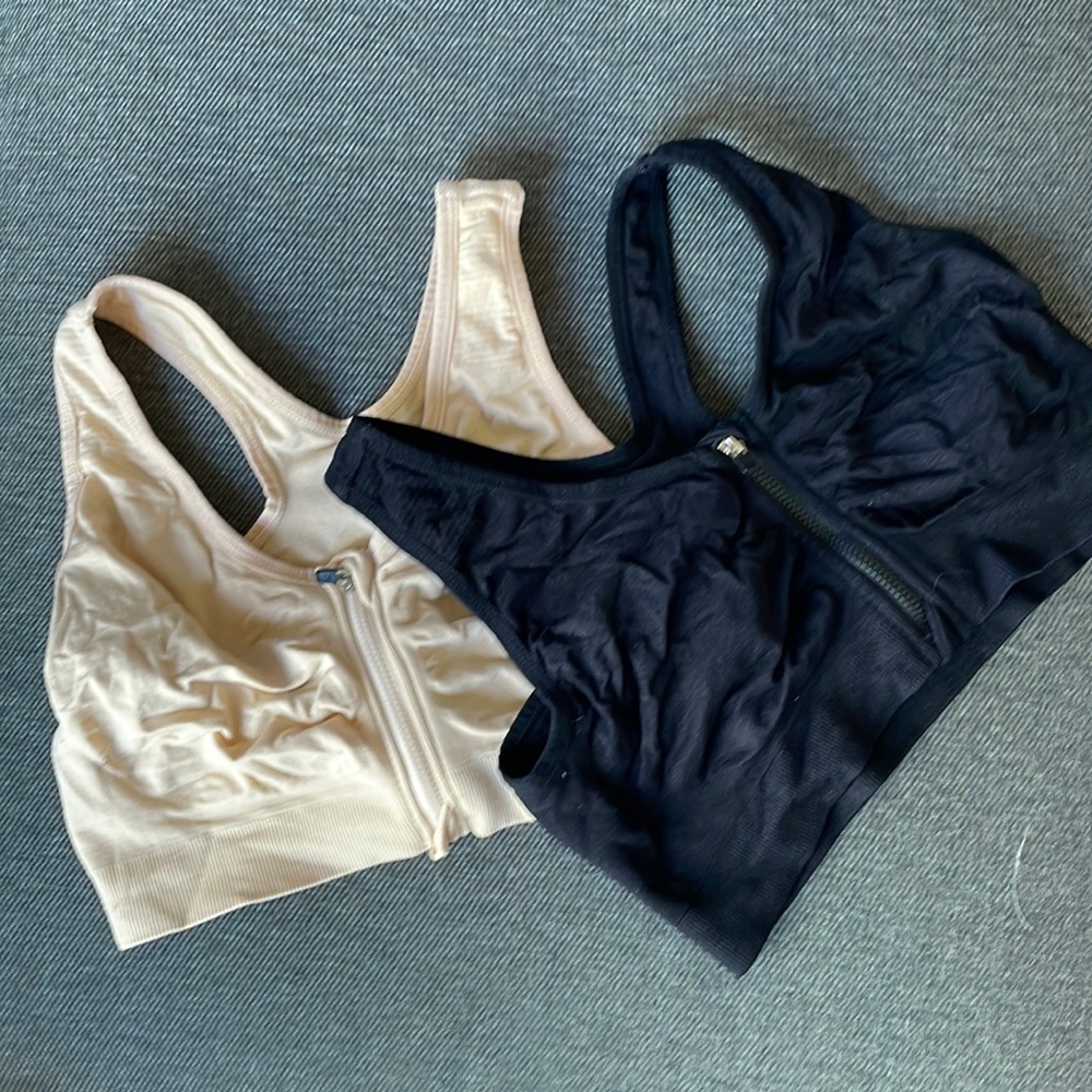 Front zip sports bra